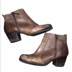Kelly & Katie size 8M leather ankle heeled booties